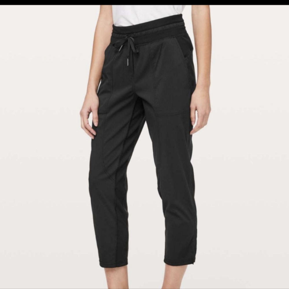 Lululemon dance studio crop